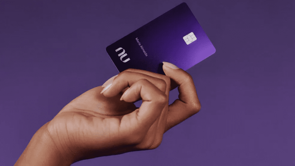 Nubank altera regras de isenção de anuidade do cartão Ultravioleta